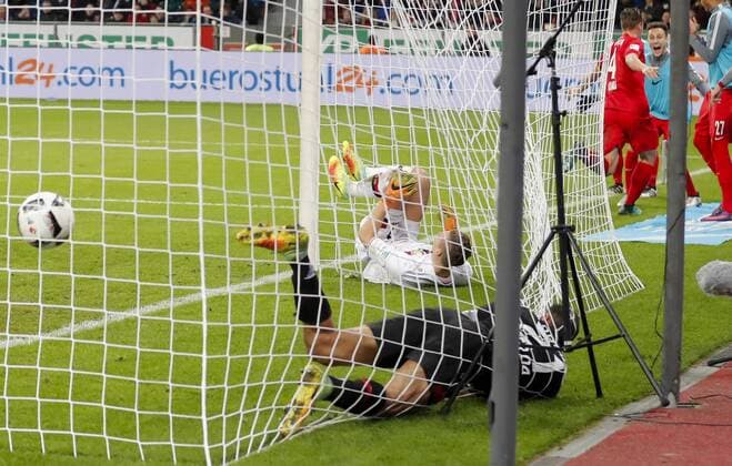 Willi ORBAN, RB Leipzig 4 Torschuss, schiesst das Tor zum 2-3 gegen Bernd LENO, Lev 1 BAYER 04 LEVERKUSEN - RB LEIPZIG Fussball 1. Bundesliga , Leverkusen, am 18.11.2016, 11.Spieltag, Saison 2016 2017, 1.Liga, 1.Bundesliga,
