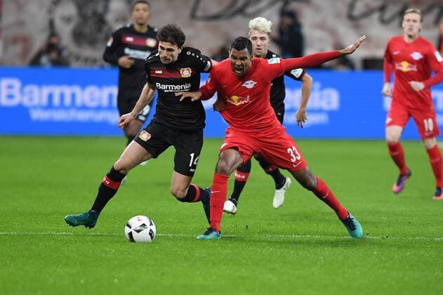 Fussball, 1.BL Saison 2016 2017, Spieltag 11, Bayer 04 Leverkusen-RB Leipzig , 18.11.2016, BayArena, Leverkusen, Admir Mehmedi, Bayer 04, Marvin Comper, RE Leipzig,