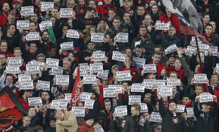 Leverkusen Fan, Fans,gegen Red Bull, Aspirin statt Taurin, Choreographie, Transparente, Show, Darstellung, Nachricht, Kommunikation, Fanchoreographie, Fankurve Fussballfans, supporters, spectators, Zuschauer, Jacke, Kutte, Weste, Fankurve, Schals Fanschals, Maske, Verkleidung, BAYER 04 LEVERKUSEN - RB LEIPZIG 2-3 Fussball 1. Bundesliga , Leverkusen, am 18.11.2016, 11.Spieltag, Saison 2016 2017, 1.Liga, 1.Bundesliga,
