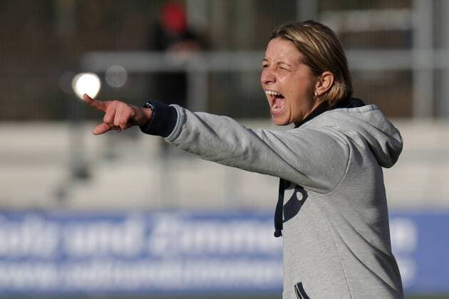 Inka Grings (Trainerin, MSV), gibt Anweisungen, gestikuliert, mit den Armen gestikulieren, gives instructions, gesticulate, Einzelbild, Aktion, Action, schreit, ruft, schreien, Fussball, Allianz Frauen-Bundesliga, 1. FFC Frankfurt - MSV Duisburg, xozx