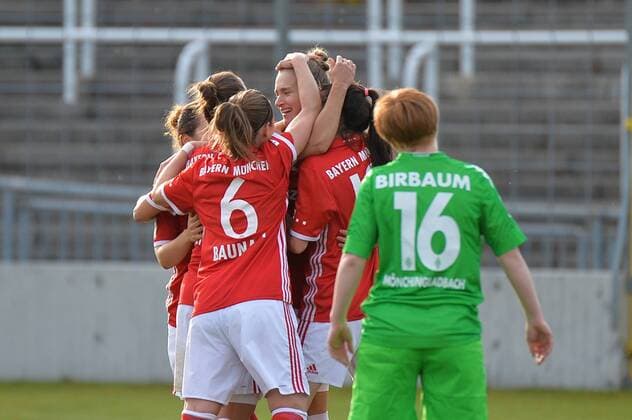 Torjubel beim FC BAyern München nach dem Treffer durch Vivianne Miedema (FC Bayern Muenchen) zum 1:0 für den FC Bayern München, Lisa Evans (FC Bayern Muenchen), Vivianne Miedema (FC Bayern Muenchen), Gina Lewandowski (FC Bayern Muenchen), Katharina Baunach (FC Bayern Muenchen, Katha Baunach) München, Deutschland, 20.11.2016, Frauenfußball, FC Bayern München - Borussia Mönchengladbach, xKLx