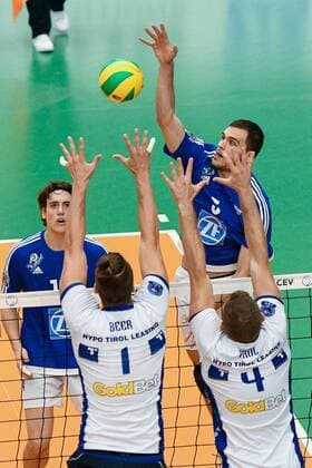 GER, 2017 CEV Volleyball Champions League, CEV, VfB Friedrichshafen (GER) vs Hypo Tirol Innsbruck (AUT) 20.11.2016, ZF Arena, Friedrichshafen, GER, 2017 CEV Volleyball Champions League, CEV, VfB Friedrichshafen (GER) vs Hypo Tirol Innsbruck (AUT), im Bild Tomas Rousseaux (Friedrichshafen, 14), Marek Beer (Innsbruck, 1), David Sossenheimer (Friedrichshafen, 5), Jan Krol (Innsbruck, 4) nordphotoxHafner