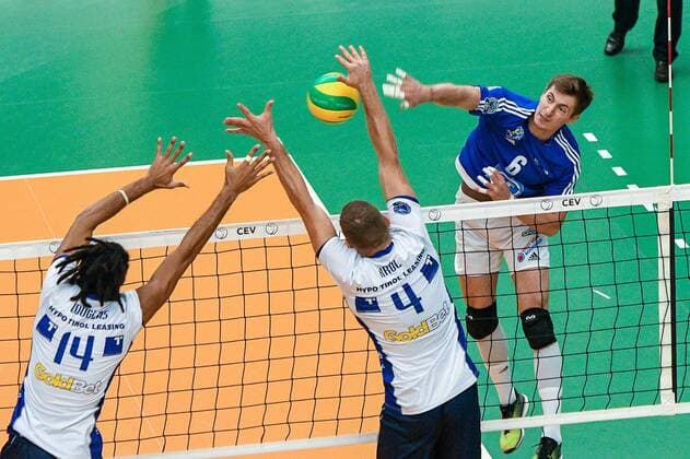 GER, 2017 CEV Volleyball Champions League, CEV, VfB Friedrichshafen (GER) vs Hypo Tirol Innsbruck (AUT) 20.11.2016, ZF Arena, Friedrichshafen, GER, 2017 CEV Volleyball Champions League, CEV, VfB Friedrichshafen (GER) vs Hypo Tirol Innsbruck (AUT), im Bild Douglas Duarte Souza da Silva (Innsbruck, 14), Jan Krol (Innsbruck, 4), Michal Finger (Friedrichshafen, 6) nordphotoxHafner