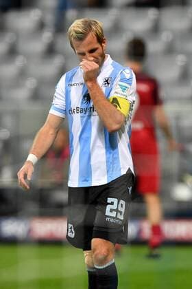 Stefan AIGNER (TSV 1860 Muenchen), enttaeuscht,frustriert,niedergeschlagen,, Aktion,Einzelbild,angeschnittenes Einzelmotiv,Halbfigur,halbe Figur. Fussball 2. Bundesliga TSV 1860 Muenchen-1-FC Kaiserslautern 1-1. 13.Spieltag,Spieltag13,Liga2,Saison 2016 17 am 21.112016,A L L I A N Z A R E N A,