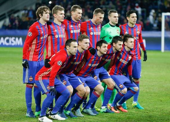 Fußball, CL, ZSKA Moskau - Bayer Leverkusen MOSCOW, RUSSIA - NOVEMBER 22, 2016: CSKA Moscow s Bibars Natcho, Fedor Chalov, Alan Dzagoev, Georgy Shchennikov, Alexander Golovin (L-R front), Mario Fernandes, Pontus Wernbloom, Alexei Berezutsky, Vasily Berezutsky, goalkeeper Igor Akinfeev and Georgi Milanov (L-R back) pose for a photo ahead of the 2016 17 UEFA Champions League Group E Round 5 football match against Bayer 04 Leverkusen at CSKA Stadium. Mikhail Japaridze TASS TS038791