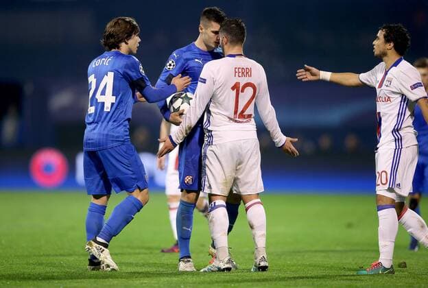 Fußball, CL, Dinamo Zagreb - Olympique Lyon UEFA Champions League, GNK Dinamo vs. Olympique Lyonnais 22.11.2016., Maksimir Stadium, Zagreb, Croatia - UEFA Champions League, Group H, Round 5, GNK Dinamo vs. Olympique Lyonnais. Ante Coric, Amer Gojak, Jordan Ferri, Rafael. IgorxKralj PIXSELL