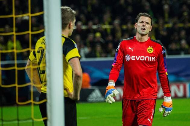 Fußball, CL, Borussia Dortmund - Legia Warschau GER, Champions League, Borussia Dortmund vs Legia Warschau 22.11.2016, Signal Iduna Park, Dortmund, GER, Champions League, Borussia Dortmund vs Legia Warschau, im Bild picture shows: Roman Weidenfeller (BVB 1) kehrt zurück in das Tor des BVB und kassiert vier Gegentore, nordphotox xRauch