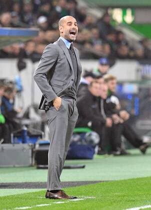 23.11.2016, xsyx, Fussball Champions League, Borussia Moenchengladbach - Manchester City FC, emspor, v.l. Trainer Pep Guardiola (Manchester City FC) gibt Anweisungen, gestikuliert, mit den Armen gestikulieren gives instructions, gesticulate.23.11.2016, xsyx, Fussball Champions League, Borussia Moenchengladbach - Manchester City FC, emspor, v.l. Moenchengladbach