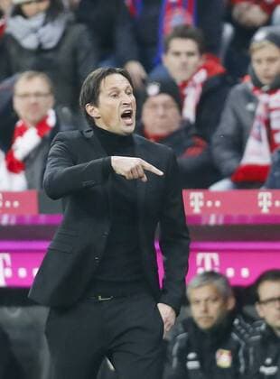 Roger SCHMIDT, Trainer Leverkusen Halbfigur , Aktion, Einzelbild, Portrait, Portraet, Einzelaktion gestikuliert und gibt Anweisungen, Aktion, Einzelbild, Gestik, Geste, Handbewegung, zeigen, deuten FC BAYERN MUENCHEN - BAYER 04 LEVERKUSEN Fussball 1. Bundesliga , Muenchen, am 26.11.2016, 12.Spieltag, Saison 2016 2017, 1.Liga, 1.Bundesliga,