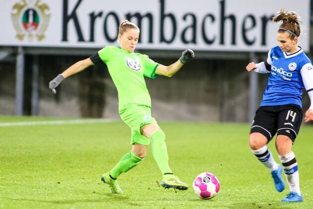 v.l. Ewa Pajor (Wolfsburg, 17) - Annabel Jäger (Annabel Jaeger, DSC Arminia Bielefeld, 14) Zweikampf, Duell, duel, tackle, Aktion, Action Fussball, DFB-Pokal der Frauen, DSC Arminia Bielefeld – VfL Wolfsburg, xygx