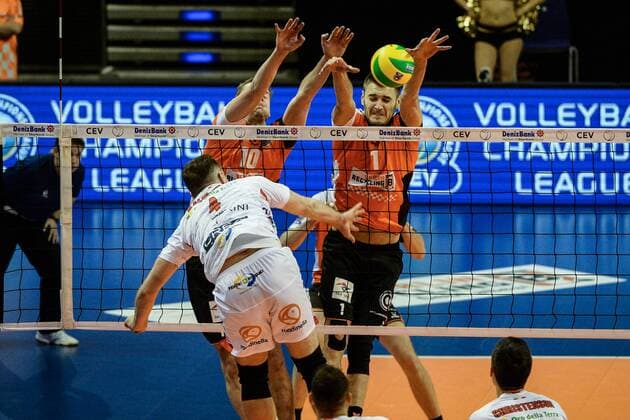 Volleyball, Herren, Saison 2016 17 CEV Champions League, 1. Spieltag, BR Volleys - Cucine Lube Civitanova, Denys Kaliberda (Nr. 4, Cucine Lube Civitanova), Sebastian Kühner (Nr. 10, Berlin Recycling Volleys), Aleksandar Okolic (Nr. 1, Berlin Recycling Volleys), 06.12.16,