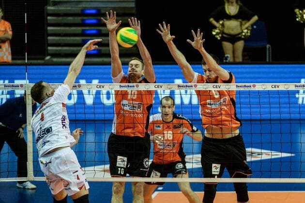 Volleyball, Herren, Saison 2016 17 CEV Champions League, 1. Spieltag, BR Volleys - Cucine Lube Civitanova, Denys Kaliberda (Nr. 4, Cucine Lube Civitanova), Sebastian Kühner (Nr. 10, Berlin Recycling Volleys), Graham Vigrass (Nr. 8, Berlin Recycling Volleys), 06.12.16,