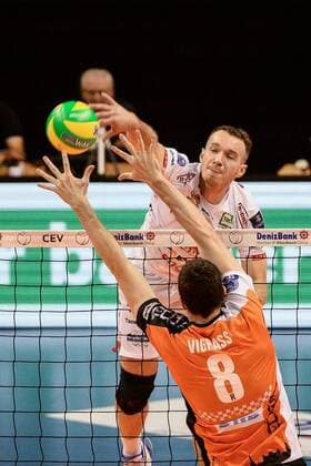 Volleyball, Herren, Saison 2016 17 CEV Champions League, 1. Spieltag, BR Volleys - Cucine Lube Civitanova, Denys Kaliberda (Nr. 4, Cucine Lube Civitanova), Graham Vigrass (Nr. 8, Berlin Recycling Volleys), 06.12.16,