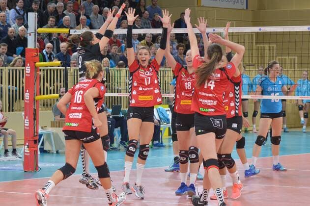 07.12.2016, xtkx, Volleyball 1.Bundesliga Damen, VC Wiesbaden - Dresdener SC, emspor, v.l. Katharina Schwabe (Dresden) , Myrthe Schoot (Dreden) , Gina Mancuso (Dresden) , Erin Johnson (Dresden) , Liz McMahon (Dresden) , Wiesbaden