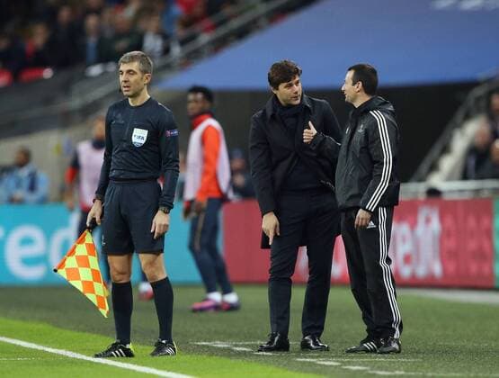 Fußball, CL, Tottenham Hotspur - ZSKA Moskau The linesman pushes Tottenham s Mauricio Pochettino out of the way despite him being in his technichal area during the Champions League group match at Wembley Stadium, London. Picture date December 7th, 2016 DavidKlein Sportimage EDITORIAL USE ONLY. No use with unauthorised audio, video, data, fixture lists, club league logos or live services. Online in-match use limited to 120 images, no video emulation. No use in betting, games or single club league player publications.