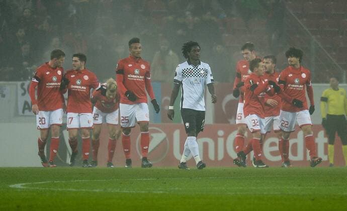08.12.2016, xmhx, Fussball Europa League, FSV Mainz 05 - FK Qaebaelae, emspor, v.l. Alexander Hack (1.FSV Mainz 05) erzielt ein Tor, Goal scored zum 1:0, Jubel, Freude, Fabian Frei (1.FSV Mainz 05), Jairo Samperio (1.FSV Mainz 05), Alexander Hack (1.FSV Mainz 05), Jean-Philippe Gbamin (1.FSV Mainz 05), Theo Weeks (FK Qäbälä), Jhon Cordoba (1.FSV Mainz 05), Pablo de Blasis (1.FSV Mainz 05), Andre Ramalho (1.FSV Mainz 05) Mainz