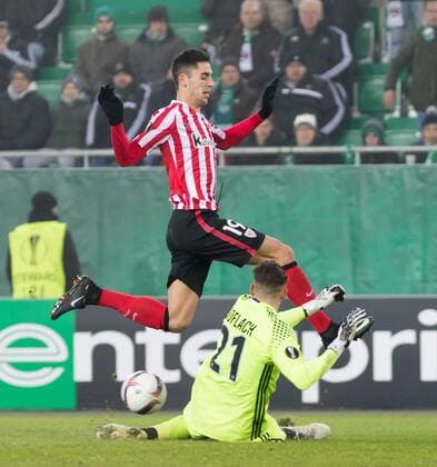 08.12.2016, Weststadion, Wien, AUT, UEFA EL, SK Rapid Wien vs Athletic Club Bilbao, Gruppe F, im Bild Sabin Merino (Athletic Club Bilbao), Tobias Knoflach (SK Rapid Wien) during a UEFA Europa League, group F game between SK Rapid Wien and Athletic Club Bilbao at the Weststadion, Vienna, Austria on 2016 12 08. Wien EX_PUC