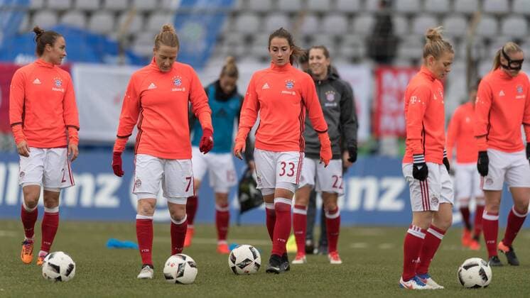 Im Bild Gina LEWANDOWSKI (FC Bayern München, 2), Melanie BEHRINGER (FC Bayern München, 7), Sara DÄBRITZ (Daebritz Dabritz, FC Bayern München, 33), Verena FAIßT (FC Bayern München, 22), Stefanie VAN DER GRAGT (FC Bayern München, 3) beim Aufwärmen, Fußball, Allianz Frauen Bundesliga, FC Bayern München - Turbine Potsdam, xmfx