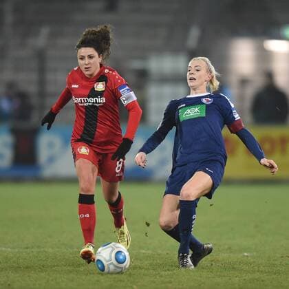 Fussball, Frauen, 1. Bundesliga, Saison 2016 17 (9. Spieltag), 1. FFC Turbine Potsdam - Bayer 04 Leverkusen, Ramona Petzelberger (Nr. 8, Bayer 04 Leverkusen), Johanna Elsig (Nr. 4, 1. FFC Turbine Potsdam), 14.12.16,
