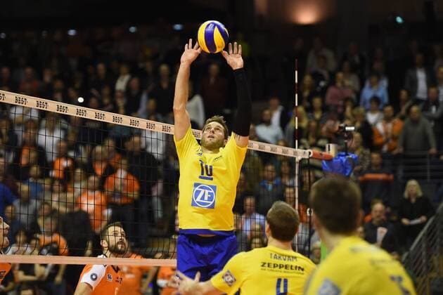 Volleyball, Herren, Saison 2016 17, 1. Bundesliga, BR Volleys - VfB Friedrichshafen, Nikola Kovacevic (Nr. 5, Berlin Recycling Volleys), Tomas Rousseaux (Nr. 14, VfB Friedrichshafen), Andreas Takvam (Nr. 4, VfB Friedrichshafen), Thilo Späth-Westerholt (Nr. 3, VfB Friedrichshafen), 18.12.16,
