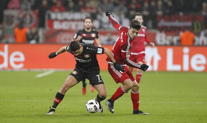 Leverkusen, Bayarena, 18.12.16: Javier Hernandez Chicharito (Bayer 04 Leverkusen) (L) gegen Alfredo Morales (FC Ingolstadt) im Spiel der 1. Bundesliga zwischen Bayer 04 Leverkusen vs. FC Ingolstadt 04 in der Saison 2016 2017.