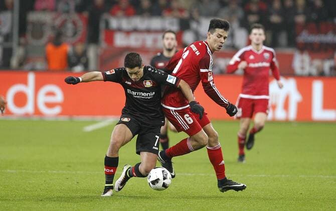 Leverkusen, Bayarena, 18.12.16: Javier Hernandez Chicharito (Bayer 04 Leverkusen) (L) gegen Alfredo Morales (FC Ingolstadt) im Spiel der 1. Bundesliga zwischen Bayer 04 Leverkusen vs. FC Ingolstadt 04 in der Saison 2016 2017.