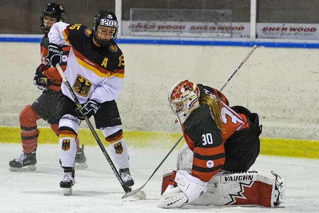 Eishockey, Damen, Länderspiel, Deutschland - Canada U22 GER, Fraueneishockey, Deutschland (GER) - Canada U22 (CAN) 02.01.2017, Eisstadion, Pfronten, GER, Fraueneishockey, Deutschland (GER) - Canada U22 (CAN), im Bild Andrea Lanzl (GER, 15), Emerance Maschmeyer (CAN 30) nordphotoxHafner