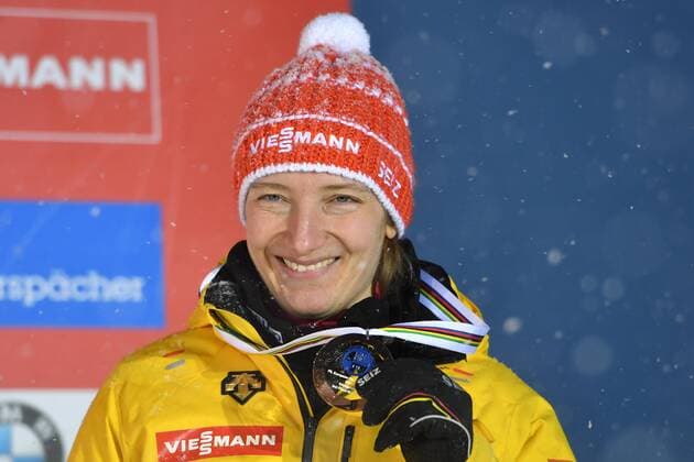 Rodeln, EM in Königssee, Siegerehrung Damen Tatjana HUEFNER (GER),mit Medaille,Siegerehrung, Aktion,Einzelbild,angeschnittenes Einzelmotiv,Portraet,Portrait,Porträt. Einsitzer Damen. Rodeln,Weltcup in Koenigsee ,EM 2017 Rennrodeln am 05.01.2016.Kunsteisbahn Koenigssee.
