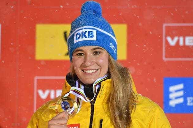 Rodeln, EM in Königssee, Siegerehrung Damen Natalie GEISENBERGER (GER),mit Medaille,Siegerehrung,winner,Sieger, Aktion,Einzelbild,angeschnittenes Einzelmotiv,Portraet,Portrait,Porträt. Einsitzer Damen. Rodeln,Weltcup in Koenigsee ,EM 2017 Rennrodeln am 05.01.2016.Kunsteisbahn Koenigssee.
