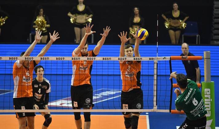 Björn Andrae (Netzhoppers) beim chmetterball, hinten Graham Vigrass (BR Volleys), Robert Kromm (BR Volleys), BR Volleys Berlin - Netzhoppers Königs Wusterhausen Deutsche Volleyball Liga, Saison 2016 2017, Herren, Männer, Männer, men, Volleyball, Deutschland, Germany, Max-Schmeling-Halle Berlin, 22.1.2017