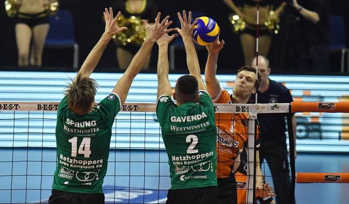 Robert Kromm (BR Volleys), hinten, vorne Paul Sprung (Netzhoppers) Filip Gavenda (Netzhoppers) BR Volleys Berlin - Netzhoppers Königs Wusterhausen Deutsche Volleyball Liga, Saison 2016 2017, Herren, Männer, Männer, men, Volleyball, Deutschland, Germany, Max-Schmeling-Halle Berlin, 22.1.2017