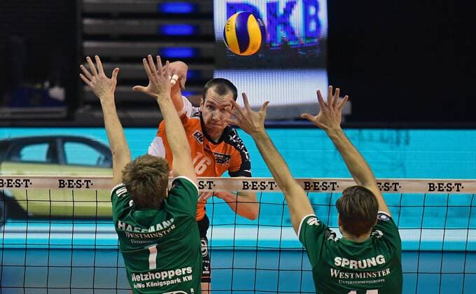 Wouter ter Maat (BR Volleys), hintern, vorne Matthias Penk (Netzhoppers), Paul Sprung (Netzhoppers) BR Volleys Berlin - Netzhoppers Königs Wusterhausen Deutsche Volleyball Liga, Saison 2016 2017, Herren, Männer, Männer, men, Volleyball, Deutschland, Germany, Max-Schmeling-Halle Berlin, 22.1.2017