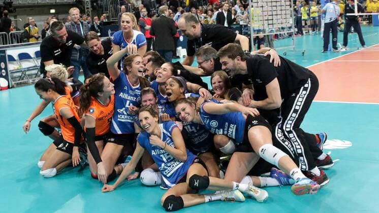 Spielerinnen von Allianz MTV Stuttgart bejubeln den Pokalsieg, jubeln über den Sieg, Jubel, Freude, Sieger, Gewinner, Pokalsieger 2017, celebration, optimistisch, Action, Aktion, Teamfoto, Mannschaftsfoto, Volleyball, DVV Pokal Finale 2017 Frauen, Schweriner SC - MTV Stuttgart, xozx