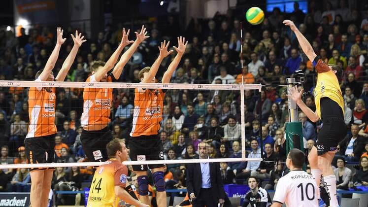 Volleyball, Herren, Saison 2016 17 CEV Champions League, 4. Spieltag, BR Volleys - Dukla Liberec, Wouter ter Maat (Nr. 16, Berlin Recycling Volleys), Aleksandar Okolic (Nr. 1, Berlin Recycling Volleys), Robert Kromm (Nr. 3, Berlin Recycling Volleys), Filip Kramar (Nr. 1, Dukla Liberec), 02.02.17,