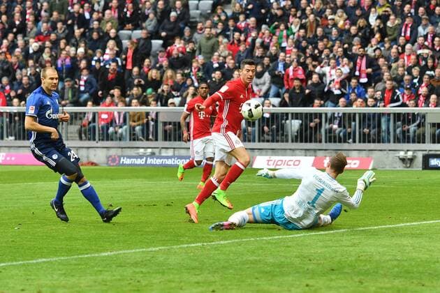 Tor zum 1-0 durch Robert LEWANDOWSKI (Bayern Muenchen) gegen Ralf FAEHRMANN,Fährmann,Torwart (FC Schalke 04) und Holger BADSTUBER (FC Schalke 04,li),Aktion,Torschuss, Fussball 1. Bundesliga, 19. Spieltag, FC Bayern Muenchen (M)-FC Schalke 04 (GE) 1-1, am 04.02.2017 in Muenchen Deutschland, A L L I A N Z A R E N A.