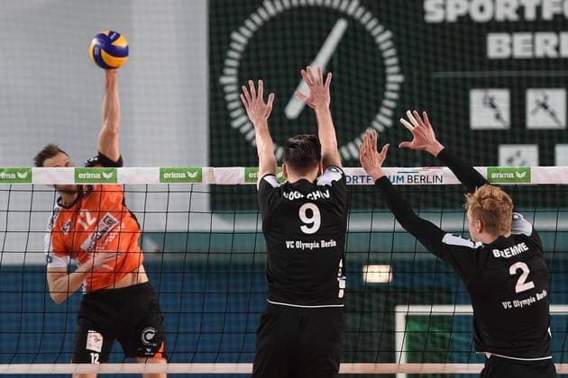 Volleyball, Herren, Saison 2016 17, 1. Bundesliga, VC Olympia Berlin - BR Volleys, Paul Carroll (Nr. 12, Berlin Recycling Volleys), Egor Bogachev (Nr. 9, VCO Berlin), Anton Brehme (Nr. 2, VCO Berlin), 08.02.17,