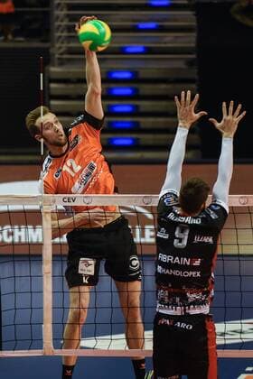 Volleyball, Herren, Saison 2016 17 CEV Champions League, 5. Spieltag, BR Volleys - Asseco Resovia Rzeszow, Paul Carroll (Nr. 12, Berlin Recycling Volleys), Thibault Rossard (Nr. 9, Asseco Resovia Rzeszow), 14.02.17,