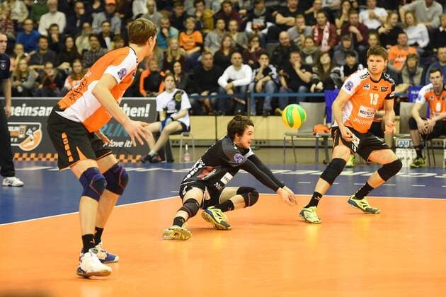 Volleyball, Herren, Saison 2016 17 CEV Champions League, 5. Spieltag, BR Volleys - Asseco Resovia Rzeszow, Robert Kromm (Nr. 3, Berlin Recycling Volleys), Luke Perry (Nr. 4, Berlin Recycling Volleys), Ruben Schott (Nr. 13, Berlin Recycling Volleys), 14.02.17,