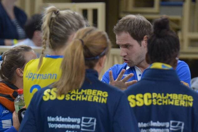 15.02.2017, xtkx, Volleyball 1.Bundesliga Damen, VC Wiesbaden - SSC Palmberg Schwerin, emspor, v.l. Lenka D fcrr (Schwerin) , Hannah Tapp (Schwerin) , Denis Hanke (Schwerin) , Denis Hanke (Schwerin) , Trainer Felix Koslowski (Schwerin)}, Wiesbaden