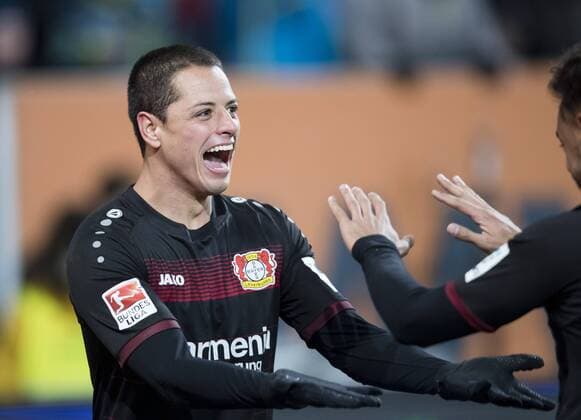 Javier HERNANDEZ, CHICCHARITO, Lev 7 Torjubel, Jubel nach dem Tor zum 1-3 Jubel, Freude, Emotionen, Feiern, Lachen, jubelt, freuen, reisst die Arme hoch, ballt die Faust mit Karim BELLARABI, Lev 38 FC AUGSBURG - BAYER 04 LEVERKUSEN 1-3 Fussball 1. Bundesliga , Augsburg, am 17.02.2017, 21.Spieltag, Saison 2016 2017, 1.Liga, 1.Bundesliga,FCA