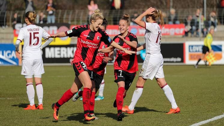v.li.: Torschützin Carolin Simon (Freiburg, 30), Hasret Kayikci (Freiburg, 11) und Giulia Gwinn (Freiburg, 7), jubeln über das Tor zum 1:1, Jubel, Torjubel, Torerfolg, celebrate the goal, goal, celebration, Jubel ueber das Tor, optimistisch, Action, Aktion, Ausgleich, Fussball, Allianz Frauen-Bundesliga, SC Freiburg - FC Bayern München, xozx