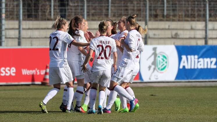 Spielerinnen des FC Bayern München, jubeln über das Tor zum 0:1, Jubel, Torjubel, Torerfolg, celebrate the goal, goal, celebration, Jubel ueber das Tor, optimistisch, Action, Aktion, Fussball, Allianz Frauen-Bundesliga, SC Freiburg - FC Bayern München, xozx