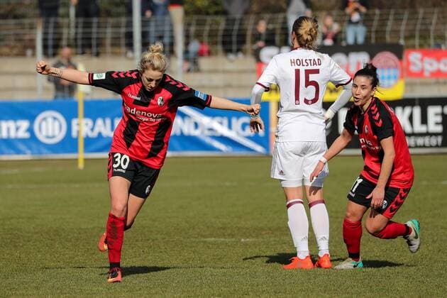 v.li.: Torschützin Carolin Simon (Freiburg, 30) und Hasret Kayikci (Freiburg, 11) jubeln über das Tor zum 1:1, Jubel, Torjubel, Torerfolg, celebrate the goal, goal, celebration, Jubel ueber das Tor, optimistisch, Action, Aktion, Ausgleich, Fussball, Allianz Frauen-Bundesliga, SC Freiburg - FC Bayern München, xozx