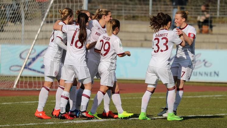 Spielerinnen des FC Bayern München jubeln über das Tor zum 1:2, Jubel, Torjubel, Torerfolg, celebrate the goal, goal, celebration, Jubel ueber das Tor, optimistisch, Action, Aktion, Fussball, Allianz Frauen-Bundesliga, SC Freiburg - FC Bayern München, xozx