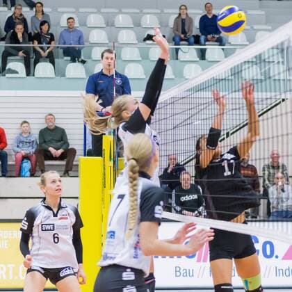 v.li.: Antonia Stautz (Schwarz-Weiß Erfurt, 6), Macy Lanae Ubben (Schwarz-Weiß Erfurt, 7), Selma Theresa Hetmann (Schwarz-Weiß Erfurt, 1), Naoko Hashimoto (Rote Raben Vilsbiburg, 17), Volleyball, Volleyball-Bundesliga Frauen, Schwarz-Weiß Erfurt - Rote Raben Vilsbiburg, xprx