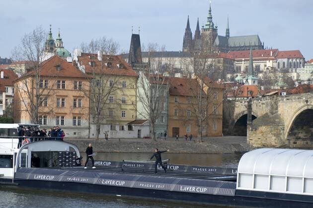 Bilder des Tages - SPORT Switzerland s tennis player Roger Federer, right, and Czech Republic s Tomas Berdych, left, in action during a exhibition match on Vltava river in Prague, Czech Republic, Monday, February 20, 2017. Federer arrived in Prague to promote the Laver Cup, a tournament that will be held in Prague on Sept. 22-24, 2017, pitting six top European players against their counterparts from the rest of the world. The Charles Bridge is in the background. (CTKxPhoto MichalxKamaryt) CTKPhotoP201702200369601 kmt 2