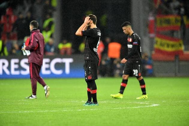 Fussball, UEFA Champions League, Saison 2016 2017, Achtelfinale , Bayer 04 Leverkusen - Atletico Madrid, 21.02.2017, Bayarena Leverkusen, Aleksandar Dragovic, Benjamin Henrichs, beide Bayer 04 Leverkusen ,enttäuscht