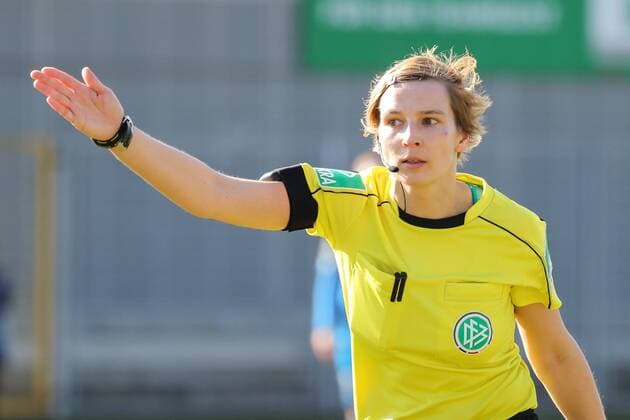 Christine Weigelt (Schiedsrichterin) Einzelbild, Aktion, Action, gibt Anweisungen, gestikuliert, mit den Armen gestikulieren, gives instructions, gesticulate, Fussball, Allianz Frauen-Bundesliga, TSG 1899 Hoffenheim - SGS Essen, xozx