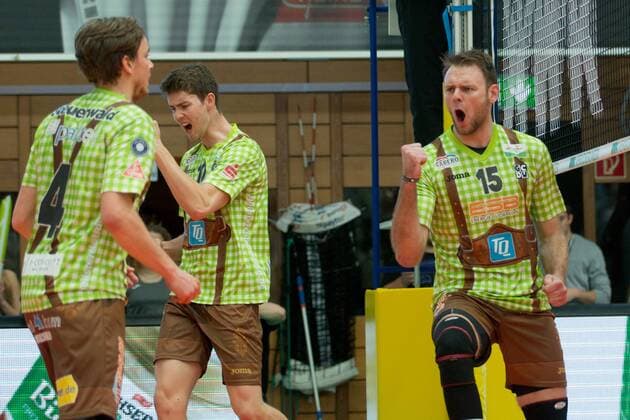 Freude bei Patrick STEUERWALD ( 4, HER), Nicolai GRABMUELLER (GRABMÜLLER) ( 17, Tom STROHBACH ( 10, HER) und Roy FRIEDRICH ( 15, HER). Volleyball, TSV Herrsching (HER) - Solingen Volleys (SOL), Bundesliga, 5.Spieltag, Saison 2016 2017, am 05.03.2017 in Herrsching N I K O L A U S H A L L E Deutschland. x20170305_107x