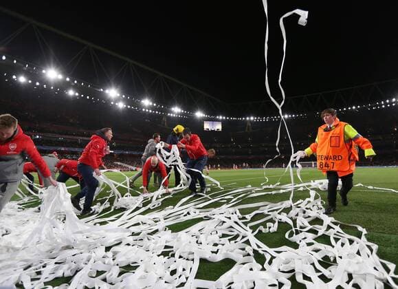 Themen der Woche - SPORT Bilder des Tages - SPORT Fußball, CL, FC Arsenal - Bayern München wegen Papierschlangen unterbrochen Play is stopped as Munich s fans throw streamers onto the pitch during the Champions League Round of 16 match at the Emirates Stadium, London. Picture date March 7th, 2017 Pic David Klein Sportimage EDITORIAL USE ONLY. No use with unauthorised audio, video, data, fixture lists, club league logos or live services. Online in-match use limited to 120 images, no video emulation. No use in betting, games or single club league player publications.